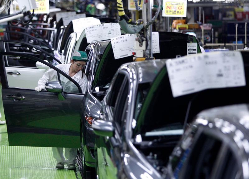 &copy; Reuters. A worker assembles cars at Honda Motor's Saitama factory in Sayama, north of Tokyo April 18, 2011. REUTERS/Issei Kato/Files