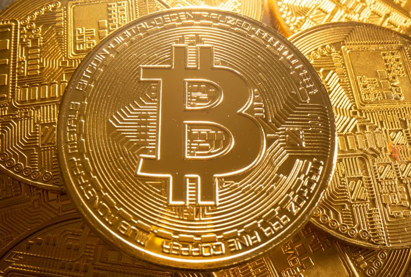 &copy; Reuters. FILE PHOTO: A representation of cryptocurrency Bitcoin is seen in this illustration taken August 6, 2021. REUTERS/Dado Ruvic/Illustration