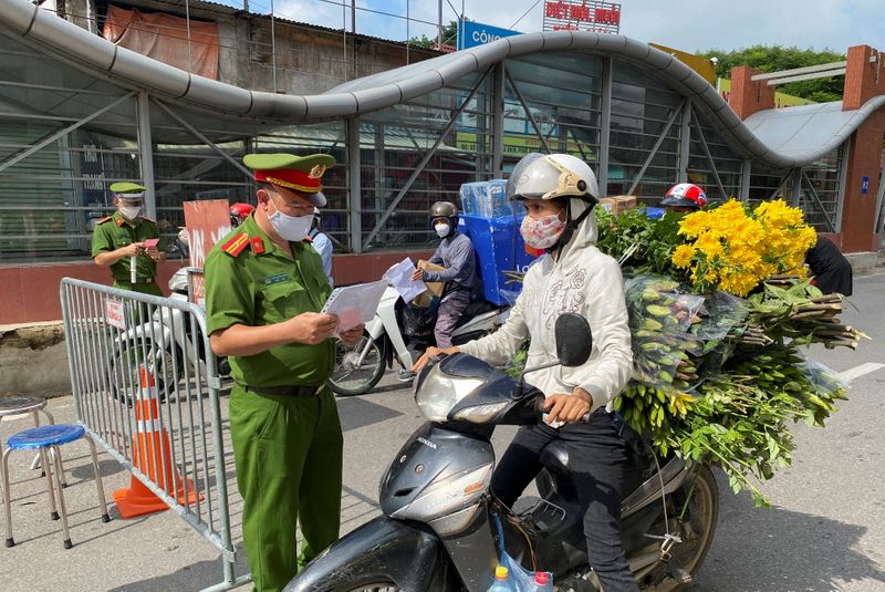 &copy; Reuters.  ベトナム政府は、首都ハノイにおける新型コロナウイルス規制を今週からさらに緩和すると発表した。新規感染者数が減少傾向にあり、成人の大多数が１回目のワクチン接種を完了したた