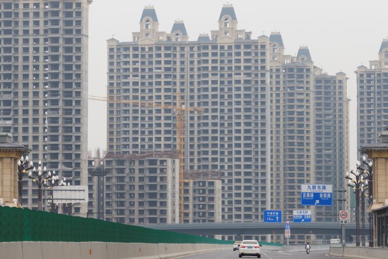 &copy; Reuters. Vehicles drive near unfinished residential buildings from the Evergrande Oasis, a housing complex developed by Evergrande Group, in Luoyang, China September 16, 2021. Picture taken September 16, 2021. REUTERS/Carlos Garcia Rawlins