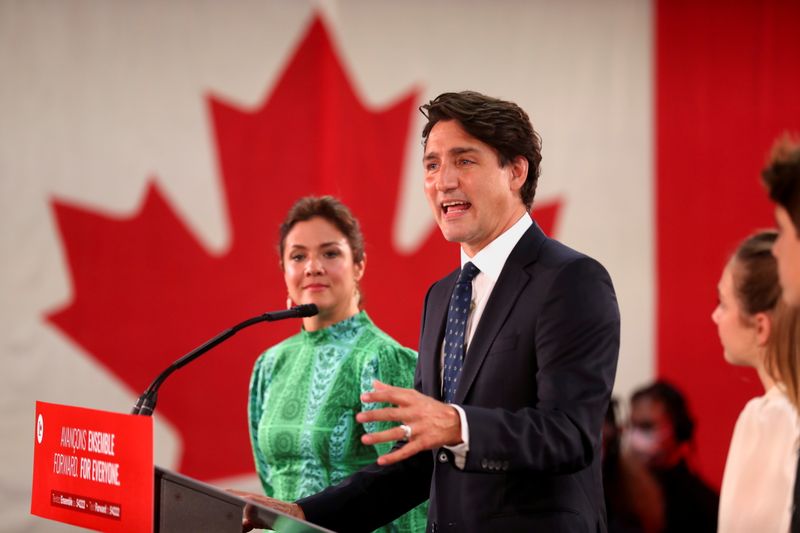 © Reuters. Il prmo ministro canadese Justin Trudeau, parla ai propri elettori dopo aver vinto le elezioni. Montreal, Quebec, 21 settembre 2021 REUTERS/Christinne Muschi