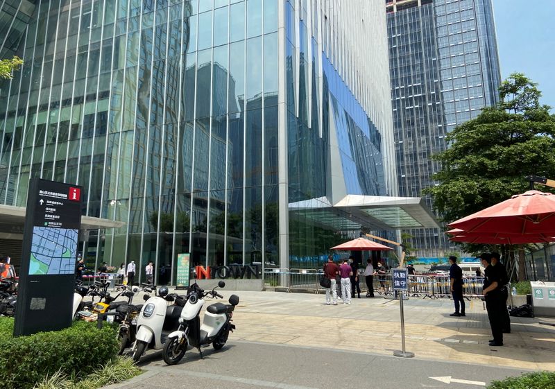 © Reuters. Security personnel stand guard outside Evergrande’s headquarters, in Shenzhen, Guangdong province, China September 17, 2021. REUTERS/David Kirton/Files