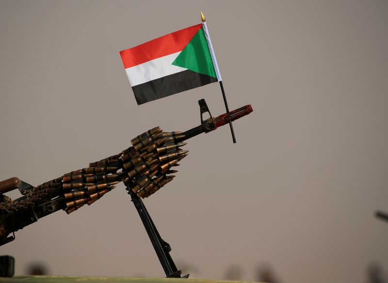 © Reuters. A Sudanese national flag is attached to a machine gun of Paramilitary Rapid Support Forces (RSF) soldiers as they wait for the arrival of Lieutenant General Mohamed Hamdan Dagalo, deputy head of the military council and head of RSF, before a meeting in Aprag village 60, kilometers away from Khartoum, Sudan, June 22, 2019. REUTERS/Umit Bektas