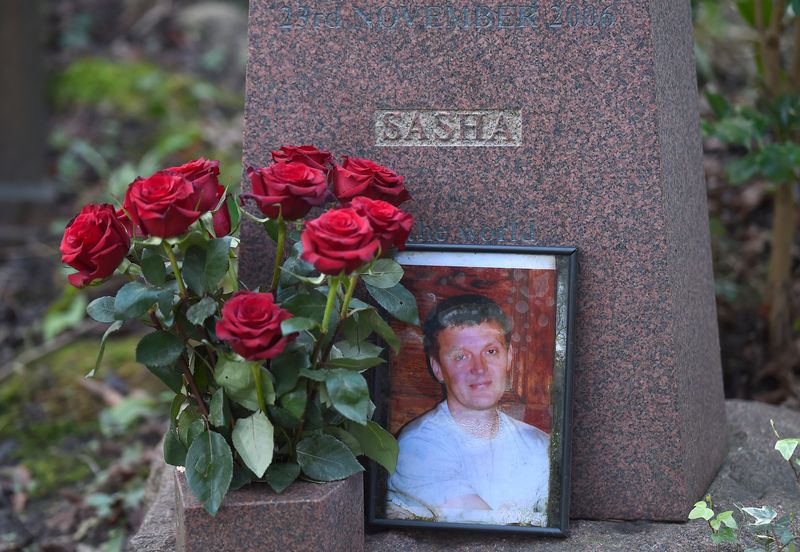 &copy; Reuters. FILE PHOTO: The grave of murdered ex-KGB agent Alexander Litvinenko is seen at Highgate Cemetery in London, Britain, January 21, 2016.  REUTERS/Toby Melville 