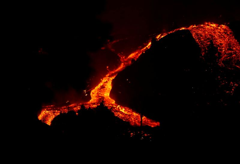 &copy; Reuters. Les coulées de lave provoquées par l'éruption du volcan Cumbre Vieja, sur l'île espagnole de La Palma, dans l'archipel des Canaries, ont contraint les autorités à ordonner de nouvelles évacuations à El Paso (centre)./Photo prise le 19 septembre 20