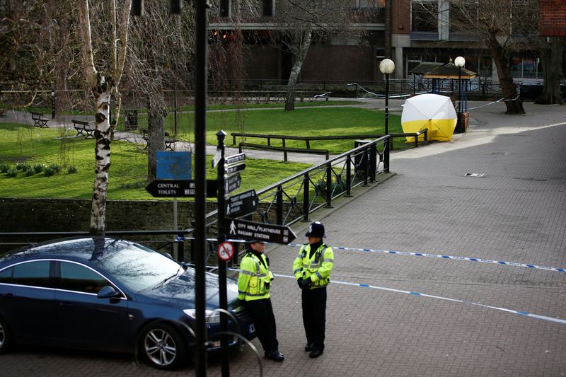 © Reuters. A police officer stands at a cordon around the bench where former Russian intelligence agent Sergei Skripal and his daughter Yulia were found after they were poisoned, in Salisbury, Britain March 14, 2018. REUTERS/Henry Nicholls