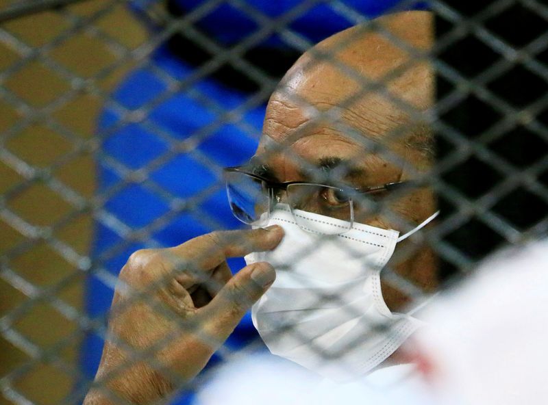 © Reuters. الرئيس السوداني المخلوع عمر البشير في قفص المتهمين اثناء محاكمته في العاصمة الخرطوم. صورة من أرشيف رويترز. 