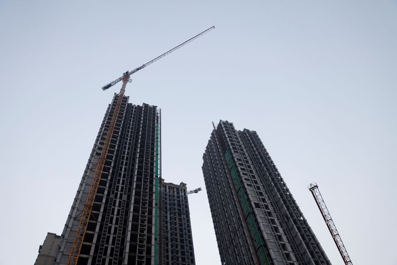 &copy; Reuters. FILE PHOTO: Cranes stand next to unfinished residential buildings at the Evergrande Oasis, a housing complex developed by Evergrande Group, in Luoyang, China September 15, 2021.  REUTERS/Carlos Garcia Rawlins/File Photo