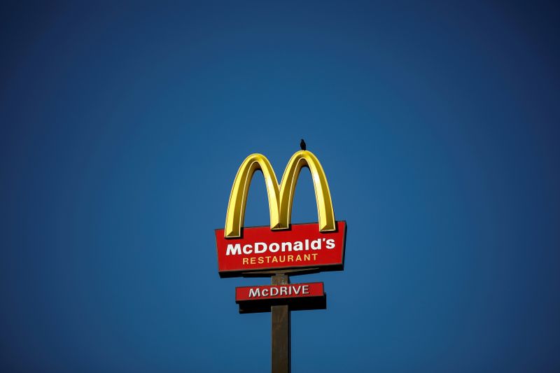 &copy; Reuters. Foto de archivo del logo de McDonald's en Bretigny-sur-Orge, cerca de Paris
Jul 30, 2020. REUTERS/Benoit Tessier
