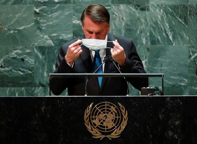 &copy; Reuters. Presidente Jair Bolsonaro recoloca a máscara depois de falar na abertura da Assembleia-Geral da ONU
21/09/2021. 
 REUTERS/Eduardo Munoz/Pool