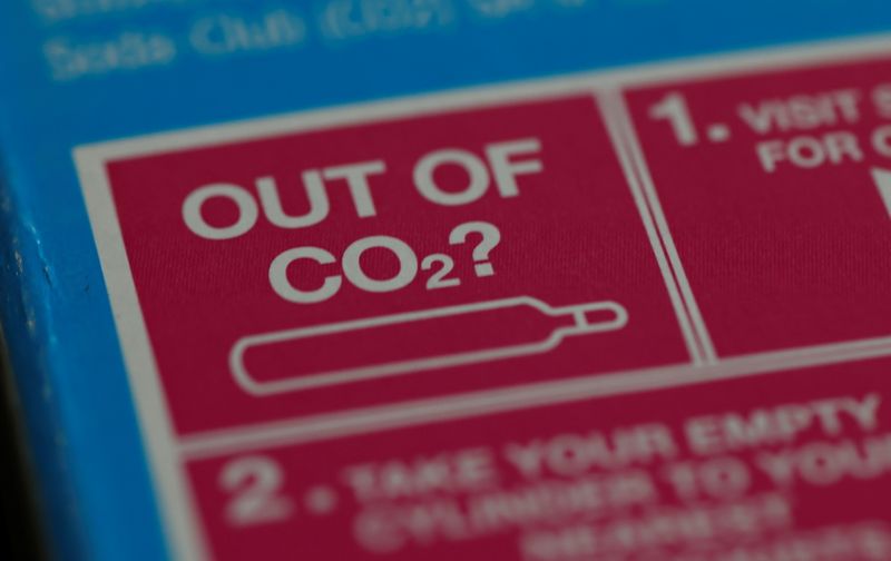 &copy; Reuters. FOTO DE ARCHIVO: Una etiqueta informativa en el embalaje de un cilindro de CO2 para una máquina de bebidas gaseosas en Manchester