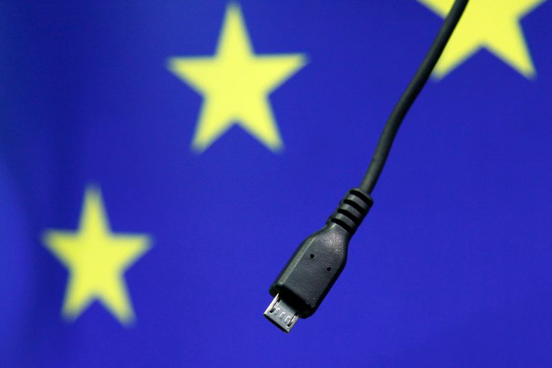 &copy; Reuters. A view of a harmonised mobile phone charger is seen during a news conference at the European Commission headquarters in Brussels February 8, 2011.     REUTERS/Francois Lenoir  