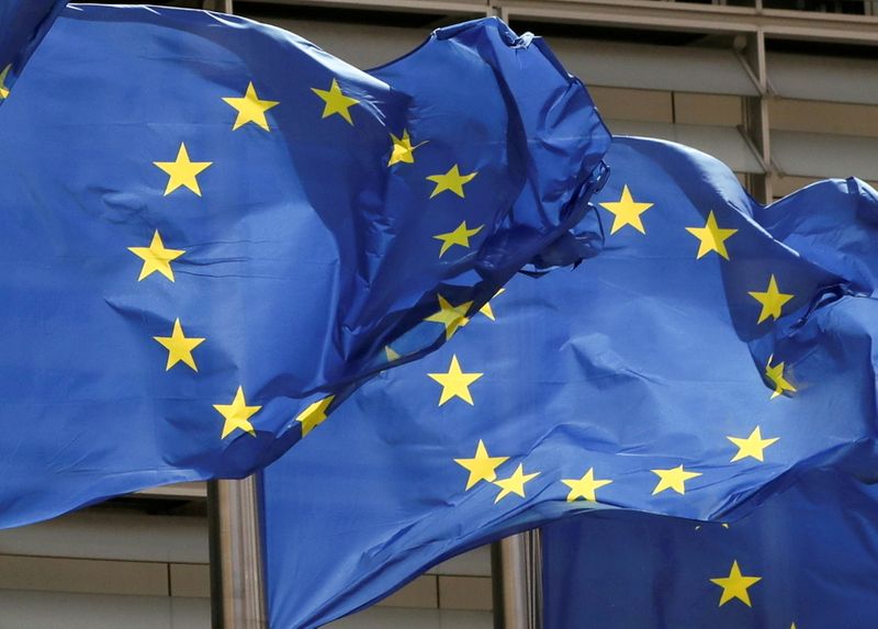 © Reuters. Diverse bandiere Ue davanti alla Commissione europea a Bruxelles. REUTERS/Yves Herman
