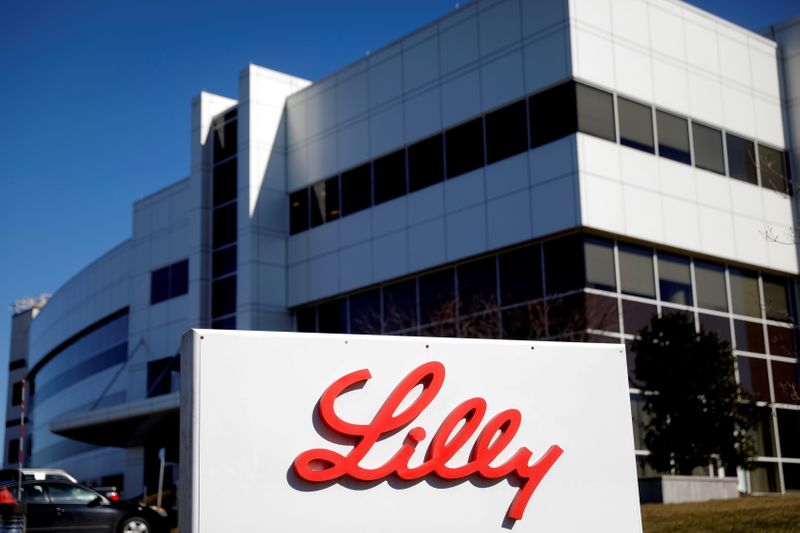 &copy; Reuters. FILE PHOTO: FILE PHOTO: An Eli Lilly and Company pharmaceutical manufacturing plant is pictured at 50 ImClone Drive in Branchburg, New Jersey, March 5, 2021.  REUTERS/Mike Segar