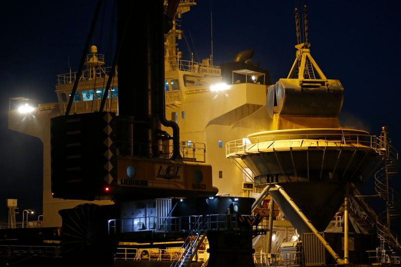 © Reuters. Navio Zhong Xin Pearl descarregando soja no porto de Nantes Saint-Nazaire em Donges, na França.
13/10//2015 
REUTERS/Stephane Mahe