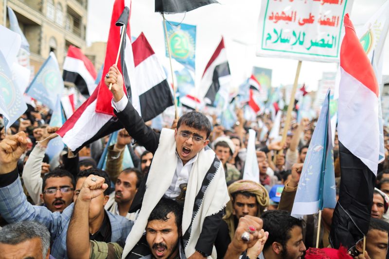 &copy; Reuters. مؤيدون لحركة الحوثي يرددون شعارات للاحتفال بالذكرى السابعة للإطاحة بالحكومة في العاصمة اليمنية صنعاء يوم الثلاثاء. تصوير: خالد عبد الله - ر
