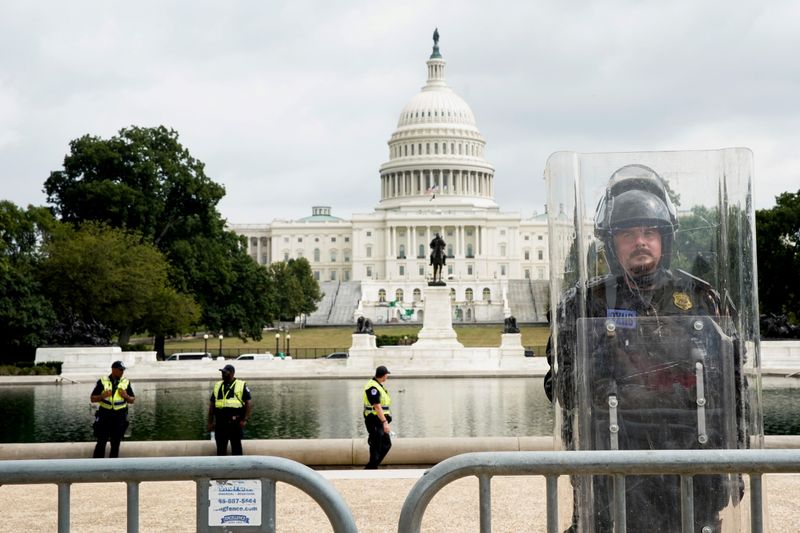 &copy; Reuters. FILE PHOTO: A riot police officer stands guard during a rally in support of defendants being prosecuted in the January 6 attack on the Capitol, in Washington, U.S., September 18, 2021. REUTERS/Elizabeth Frantz