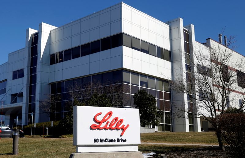 © Reuters. FILE PHOTO: An Eli Lilly and Company pharmaceutical manufacturing plant is pictured at 50 ImClone Drive in Branchburg, New Jersey, March 5, 2021.  REUTERS/Mike Segar/File Photo