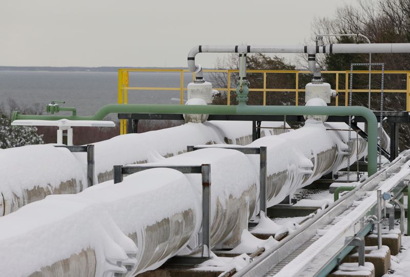 &copy; Reuters. أنابيب لنقل الغاز الطبيعي المسال في خليج تشيسابيك في ولاية ماريلاند الأمريكية. صورة من أرشيف رويترز.