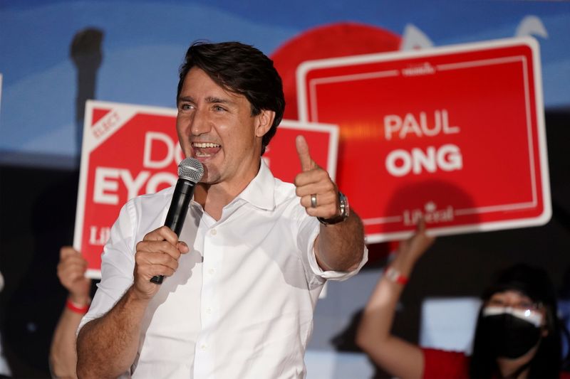 &copy; Reuters. FILE PHOTO: Canada's Liberal Prime Minister Justin Trudeau speaks at an election campaign stop on the last campaign day before the election, in Winnipeg, Manitoba, Canada September, 19, 2021. REUTERS/Carlos Osorio