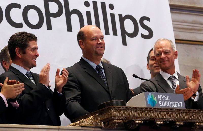 &copy; Reuters. FILE PHOTO: ConocoPhillips Chairman and Chief Executive Officer Ryan M. Lance (C) rings the closing bell at the New York Stock Exchange (NYSE), February 27, 2013.   REUTERS/Brendan McDermid/File Photo