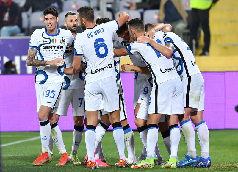 &copy; Reuters. لاعبون من فريق إنتر ميلان يحتفلون بتسجيل الهدف الثاني أمام فيورنتينا بدوري الدرجة الأولى الإيطالي لكرة القدم يوم الثلاثاء. تصوير: جنيفر لور