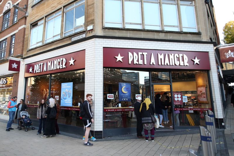 &copy; Reuters. FILE PHOTO: People are seen queueing outside a Pret a Manger store, after new nationwide restrictions were announced during the coronavirus disease (COVID-19) outbreak in Bristol, Britain, November 4, 2020. REUTERS/Peter Cziborra
