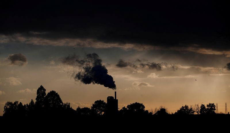 &copy; Reuters. FILE PHOTO: Smoke rises above a factory at sunset in Rugby, Britain February 10, 2021. REUTERS/Matthew Childs/File Photo