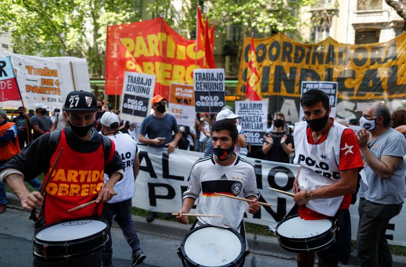 &copy; Reuters. FILE PHOTO: Demonstrators play drums outside the Ministry Labour building, during a protest in demand of an increase in the minimum wage, welfare plans and jobs, during the spread of the coronavirus disease (COVID-19), in Buenos Aires, Argentina October 1