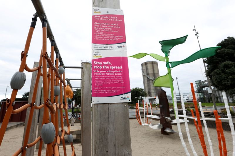 &copy; Reuters. A sign signals the closure of the Silo Park playground in the Wynyard Wharf area on Auckland’s waterfront during a lockdown to curb the spread of a coronavirus disease (COVID-19) outbreak, in Auckland, New Zealand, August 26, 2021.  REUTERS/Fiona Goodal