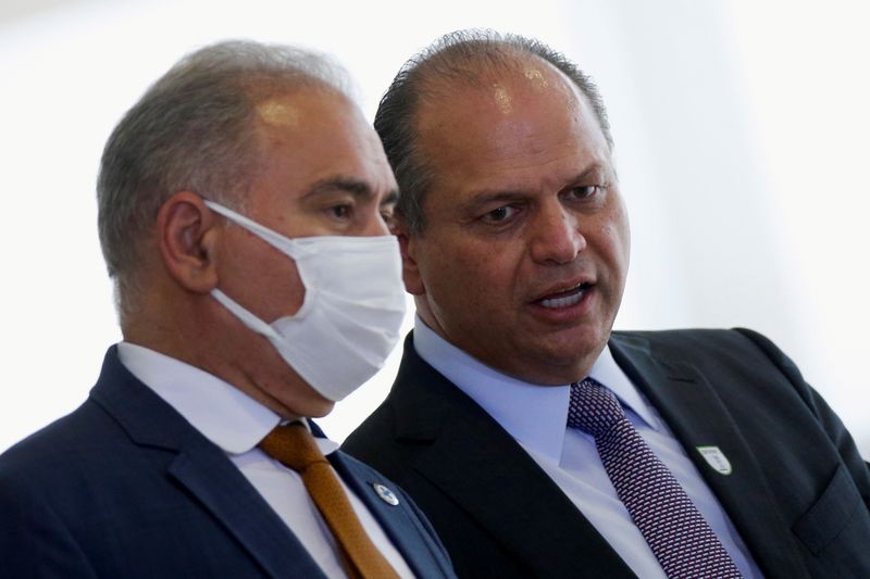 © Reuters. وزير الصحة البرازيلي مارسيلو كيروجا (الى اليسار) يتحدث قبل حفل في القصر الرئاسي ببرازيليا يوم 14 سبتمبر أيلول 2021. تصوير:رويترز.