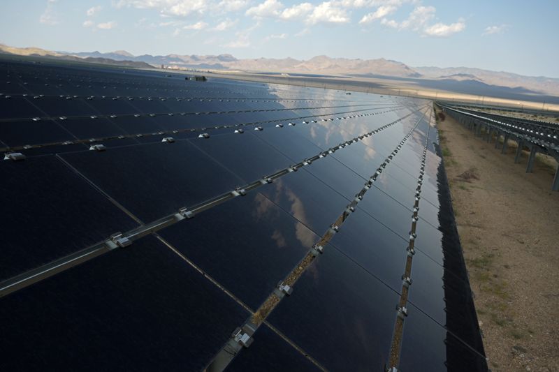&copy; Reuters. FILE PHOTO: Solar panels are seen at the Desert Stateline project near Nipton, California, U.S. August 16, 2021. REUTERS/Bridget Bennett
