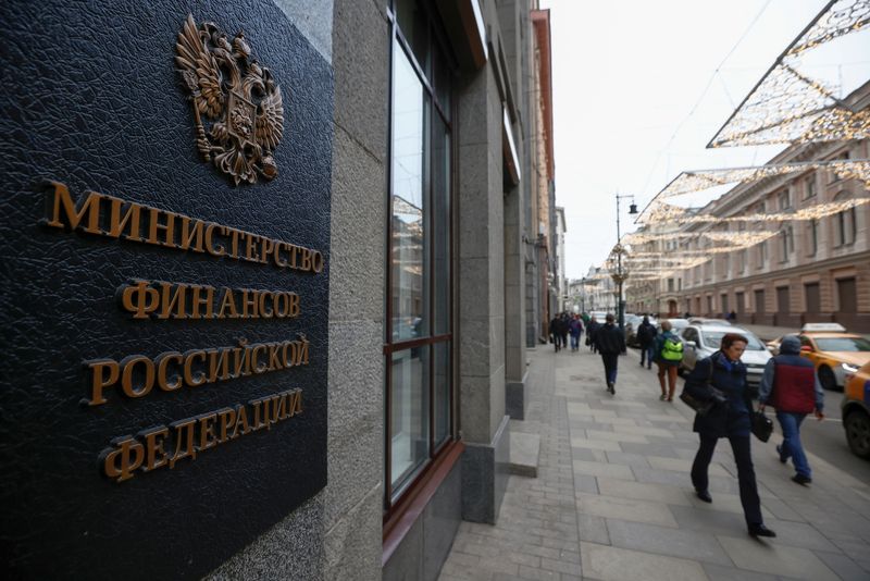 &copy; Reuters. Pedestrians walk past Russia's Finance Ministry building in Moscow, Russia March 30, 2021. A sign reads: "Ministry of Finance of the Russian Federation". REUTERS/Maxim Shemetov