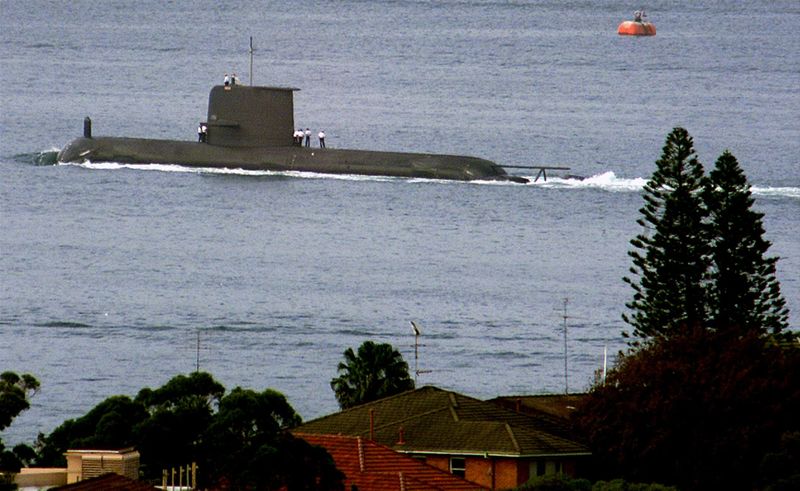 © Reuters. 　９月２２日、オーストラリアのテハン貿易相は、欧州連合（ＥＵ）との貿易協定は双方にとって有益で、貿易協定締結によりＥＵ加盟国はインド太平洋地域で存在感を増すことが可能だと述べた。オーストラリアの海軍コリンズ級潜水艦ウォーラー、シドニー湾で２０００年撮影（２０２１年　ロイター）