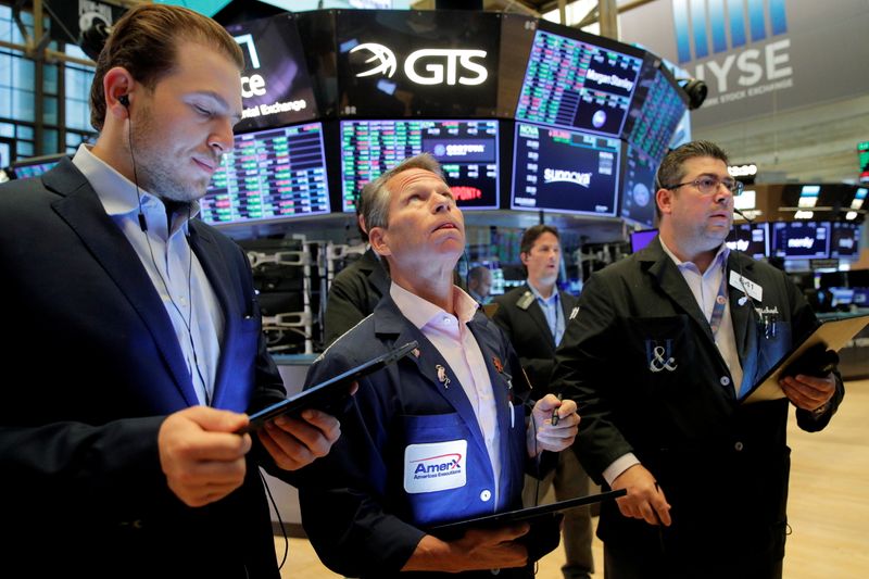 &copy; Reuters. Traders work on the floor of the New York Stock Exchange (NYSE) in New York City, U.S., September 21, 2021.  REUTERS/Brendan McDermid