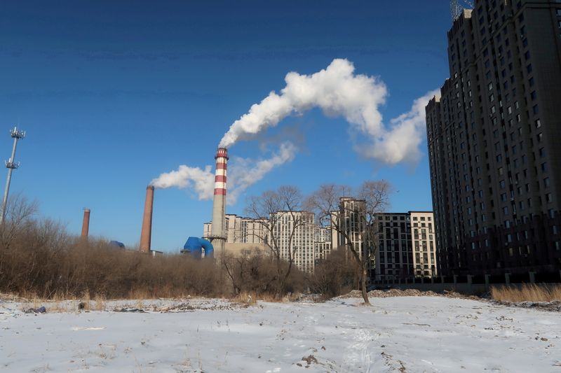 &copy; Reuters. FOTO DE ARCHIVO: Un complejo de calefacción alimentado por carbón detrás del suelo cubierto de nieve en Harbin, provincia de Heilongjiang, China 15 de noviembre de 2019.  REUTERS/Muyu Xu/File Photo/File Photo