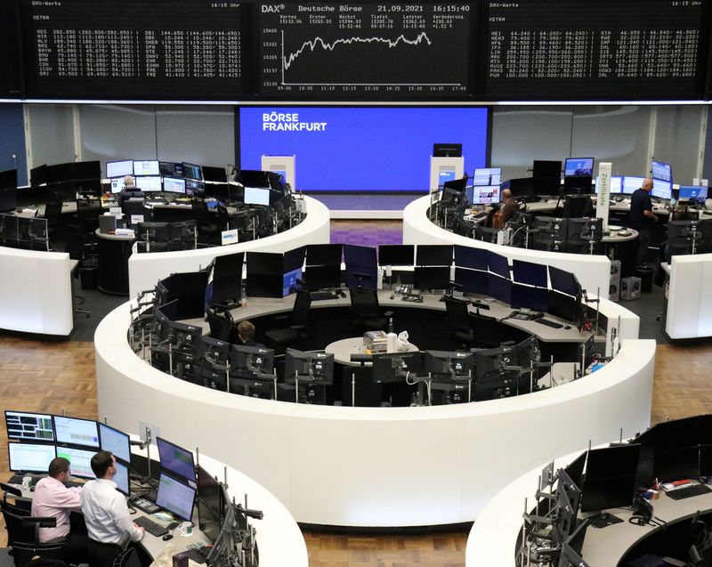 &copy; Reuters. متعاملون أثناء التداول في بورصة فرانكفورت الألمانية يوم الثلاثاء. صورة لرويترز.