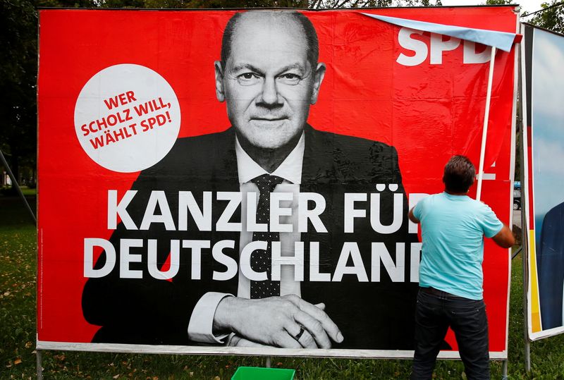 &copy; Reuters. FILE PHOTO: A placard of Olaf Scholz, candidate for Chancellor of Germany’s Social Democratic party SPD is placed on a board for the September 26 German general elections in Bonn, Germany, September 20, 2021. REUTERS/Wolfgang Rattay/File Photo