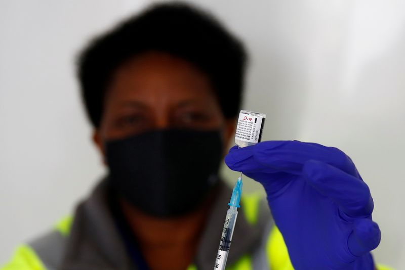 &copy; Reuters. FILE PHOTO: Nurse Grenda Mzizi prepares a dose of Pfizer vaccine against COVID-19 at a vaccination centre in Pharmacy 4 U, amid the outbreak of the coronavirus disease (COVID-19), in Blackburn, Britain, May 19, 2021. REUTERS/Jason Cairnduff