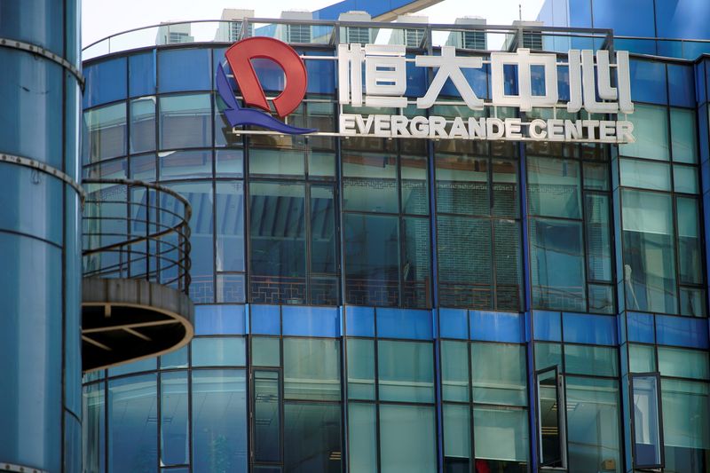 © Reuters. The logo of China Evergrande Group seen on the Evergrande Center in Shanghai, China September 22, 2021. REUTERS/Aly Song