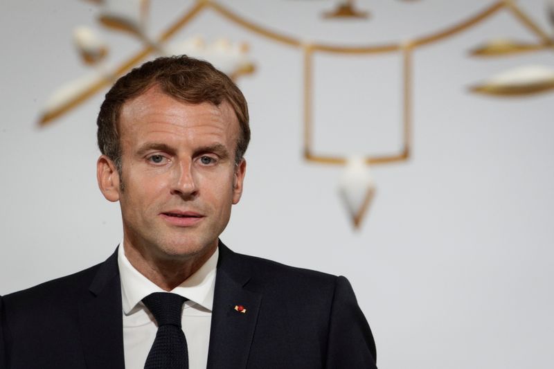 © Reuters. Le gouvernement français a défendu avec vigueur sa stratégie de baisse d'impôts et de hausse des dépenses publiques pour faire face à la crise sanitaire, opposant lors de la présentation du budget 2022 mercredi sa 
