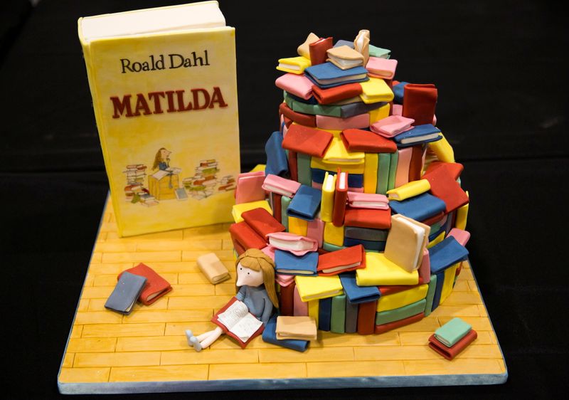 &copy; Reuters. FOTO DE ARCHIVO: Una tarta decorada con motivos y la reproducción de un ejemplar del libro 'Matilda', del escritor Roald Dahl, en una exposición de tartas en Londres, Reino Unido, el 3 de octubre de 2015. REUTERS/Neil Hall