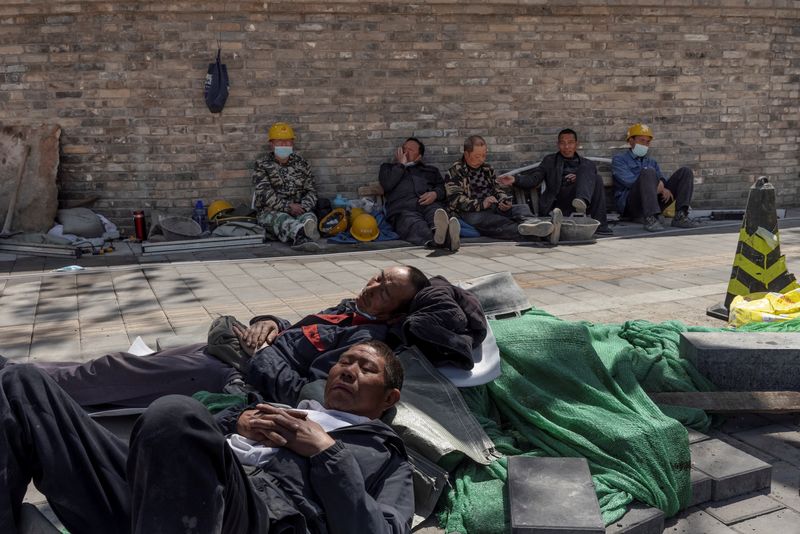 &copy; Reuters. Trabalhadores de construção descansam durante almoço em Pequim
14/04/2021. 
 REUTERS/Thomas Peter