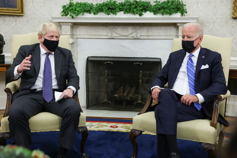 © Reuters. U.S. President Joe Biden holds a bilateral meeting with British Prime Minister Boris Johnson in the Oval Office at the White House in Washington, U.S., September 21, 2021. REUTERS/Evelyn Hockstein