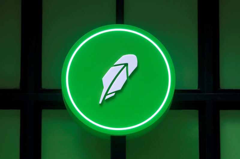 &copy; Reuters. FILE PHOTO: The logo of Robinhood Markets, Inc. is seen at a pop-up event on Wall Street after the company's IPO in New York City, U.S., July 29, 2021.  REUTERS/Andrew Kelly/File Photo
