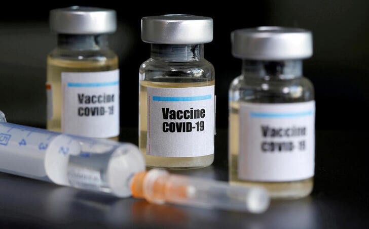 &copy; Reuters. FOTO DE ARCHIVO. Muestras de potenciales vacunas contra el coronavirus en una ilustración.  REUTERS/Dado Ruvic