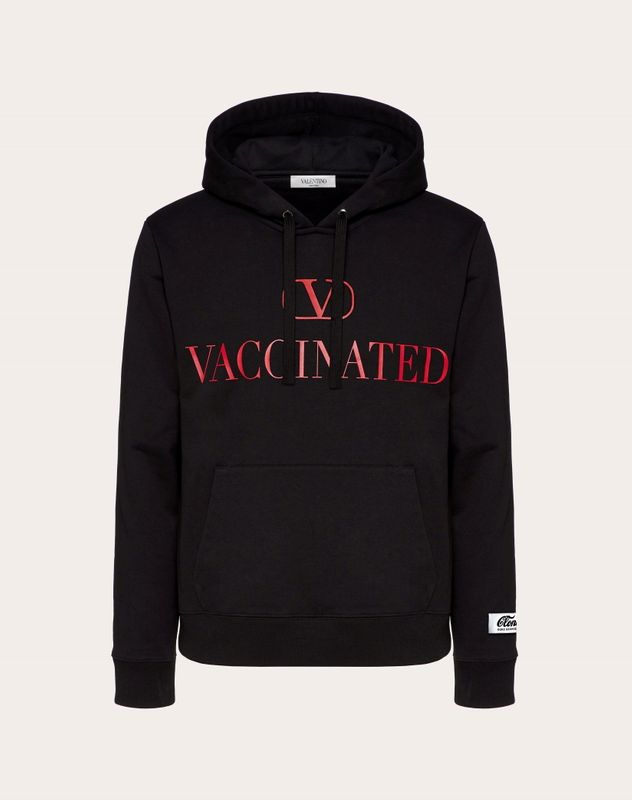 &copy; Reuters. La sudadera de Valentino para promover la vacunación contra el COVID, en imagen divulgada el 22 septiembre 2021.
Valentino/Entregada vía REUTERS