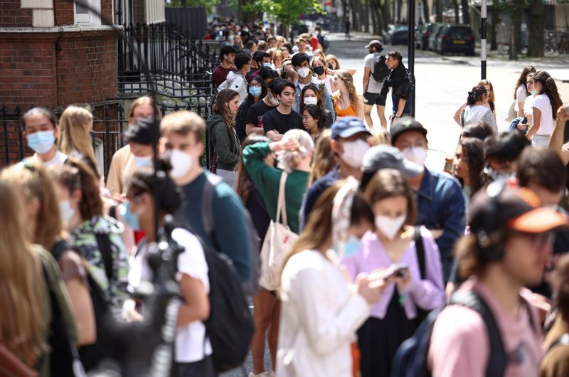 &copy; Reuters. People queue outside a vaccination centre for young people and students at the Hunter Street Health Centre, amid the coronavirus disease (COVID-19) outbreak, in London, Britain, June 5, 2021. REUTERS/Henry Nicholls