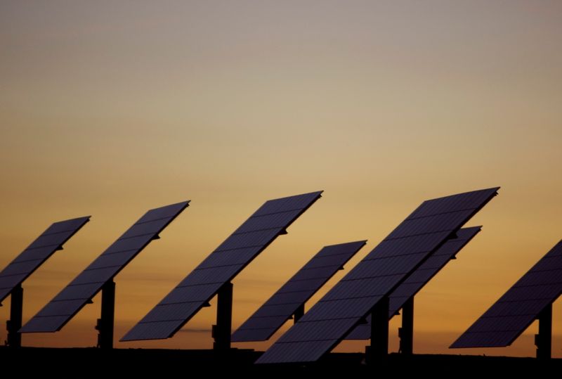&copy; Reuters. FOTO DE ARCHIVO: Paneles solares en una planta fotovoltaica en Amareleja