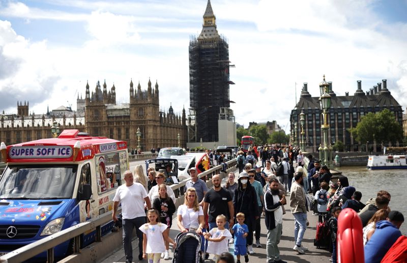 &copy; Reuters. People walk over Westminster Bridge, amid the coronavirus disease (COVID-19) pandemic, in London, Britain, August 7, 2021. REUTERS/Henry Nicholls